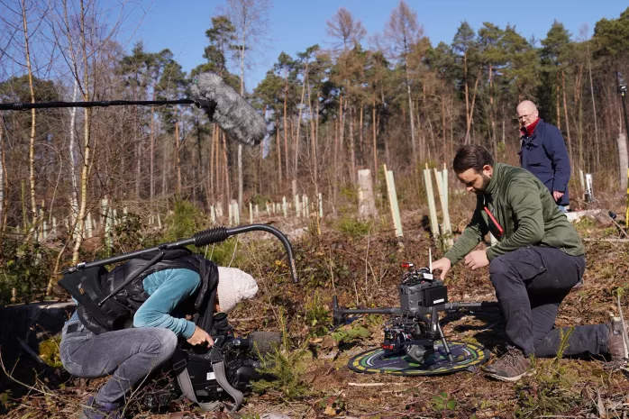 Kamerateam mit Drohne im Wald